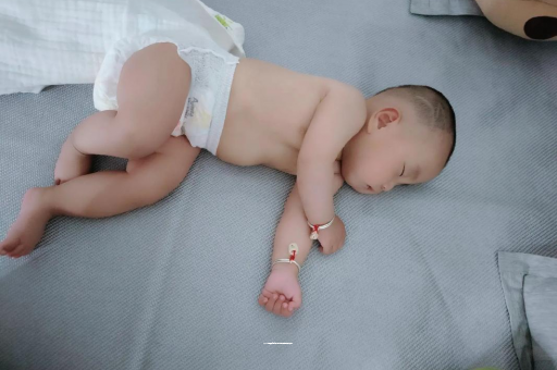 海宁三个月宝宝抬头不稳